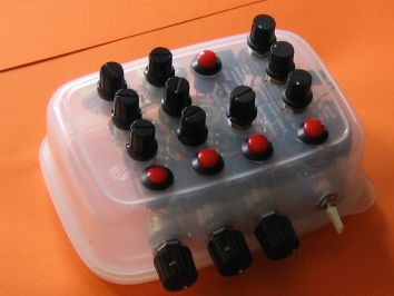 Illustration for article titled Home-Made Synths from Tupperware Trip the Light Fan-Plastic